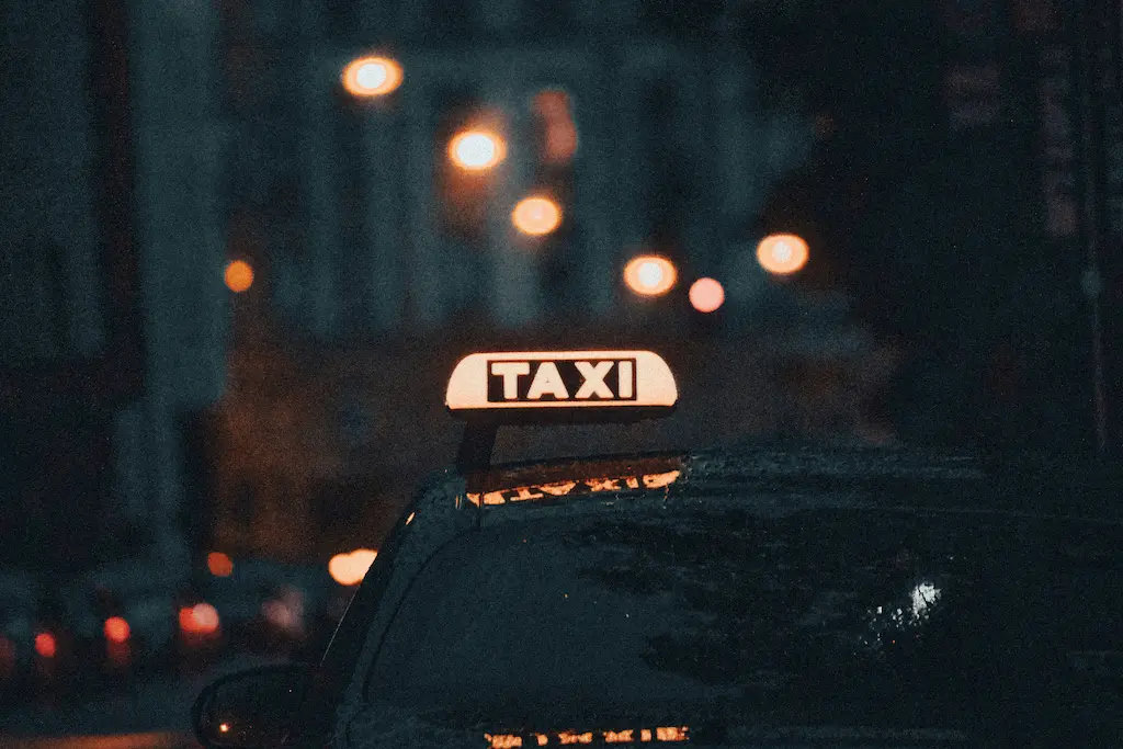 Taxi mit Dachleuchte bei Nacht